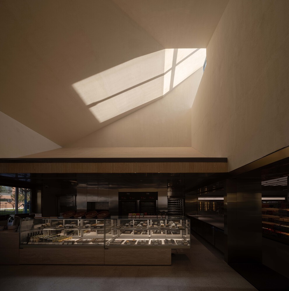 The skylight seen while the market is closed. Photo by Shengliang Su and Min Yang.