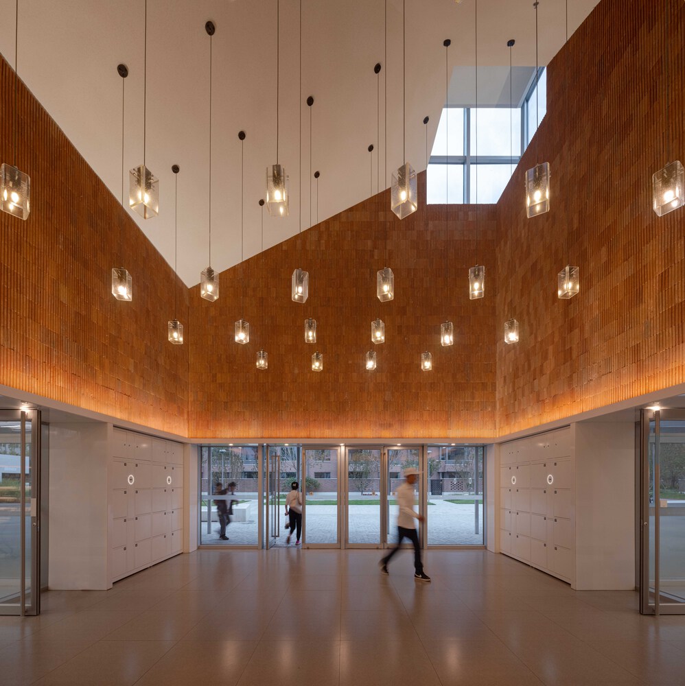 Bright, well-lit ceilings for an entrance of the building. Photo by Shengliang Su and Min Yang.