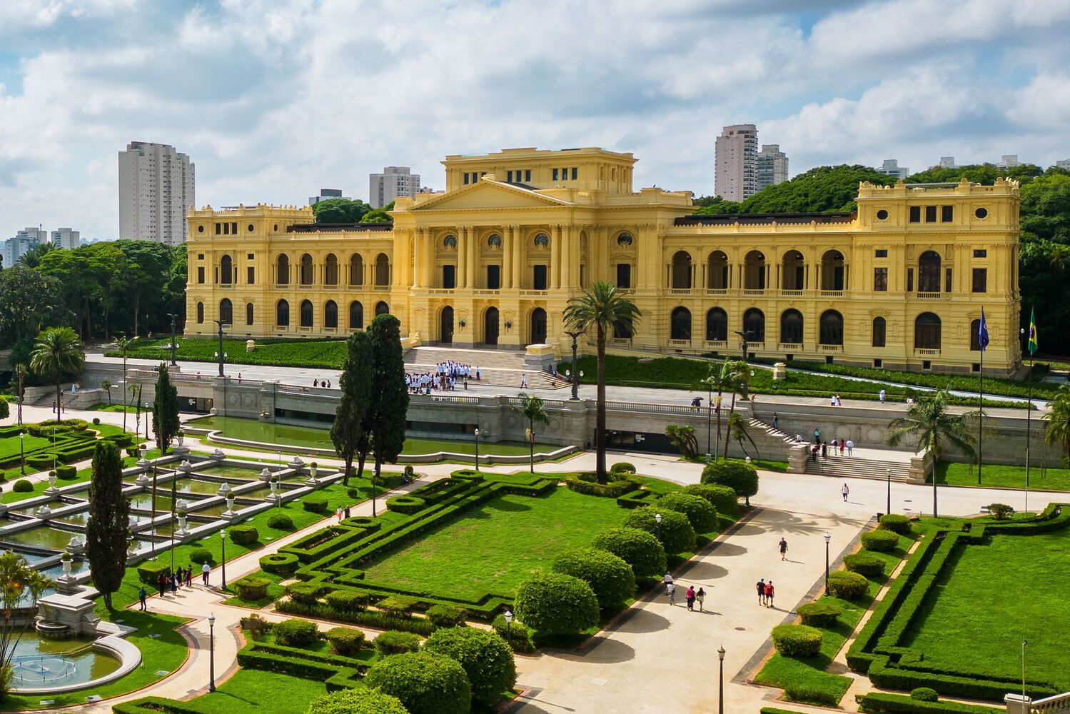 A view of Ipiranga Museum's front with the fountain and garden. Photo by Nelson Kon and Alberto Ricci.