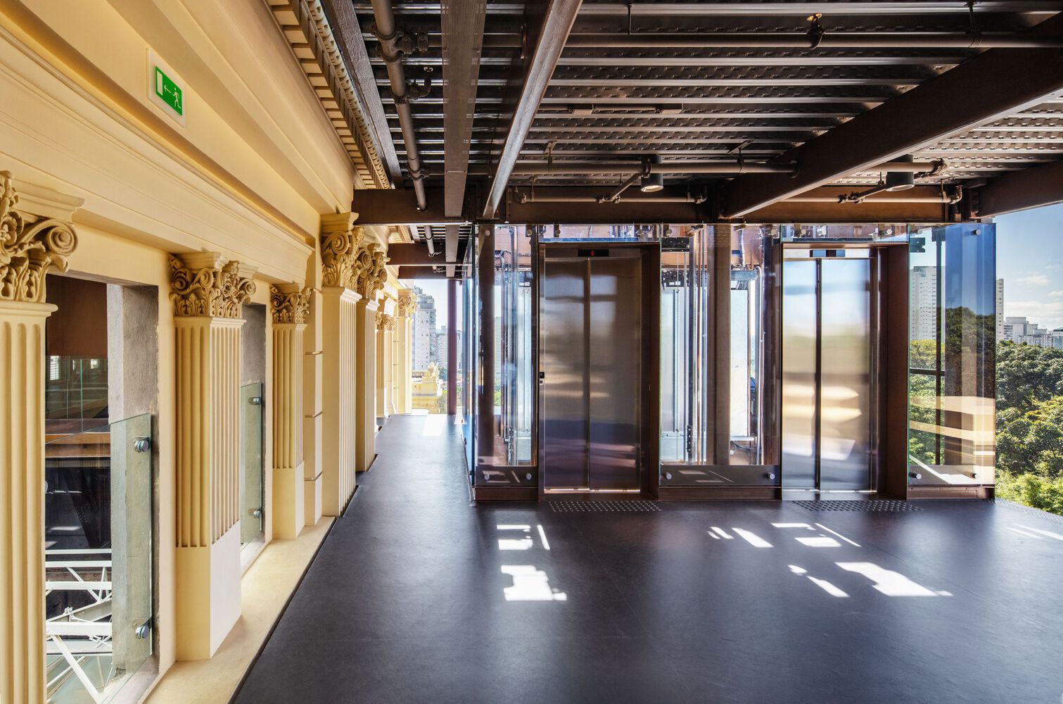 One of the elevators of Ipiranga Museum. Photo by Nelson Kon and Alberto Ricci.