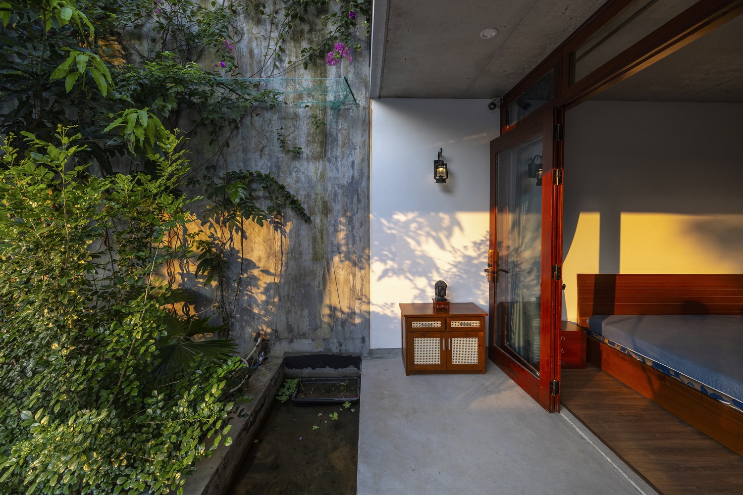 One of the rooms next to the gardens. Photo by Trieu Chien.