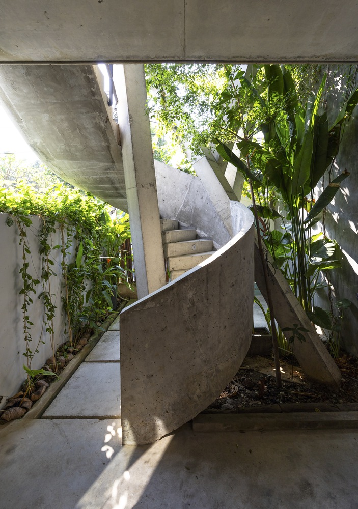 The spiral staircase on the ground floor. Photo by Trieu Chien.
