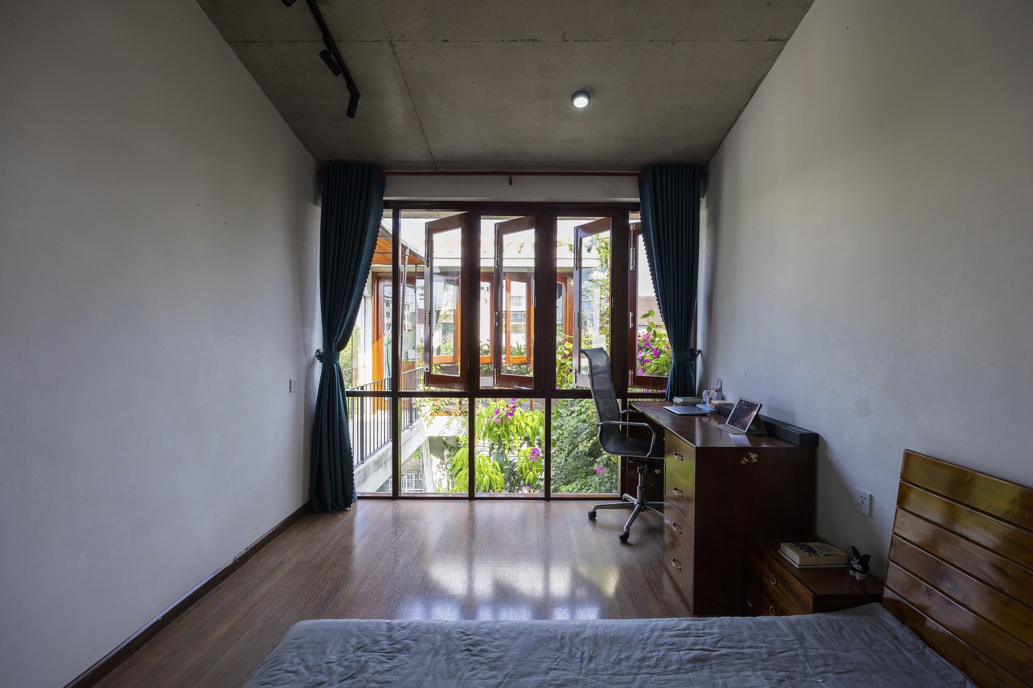 Bedroom of the Nest House. Photo by Trieu Chien.