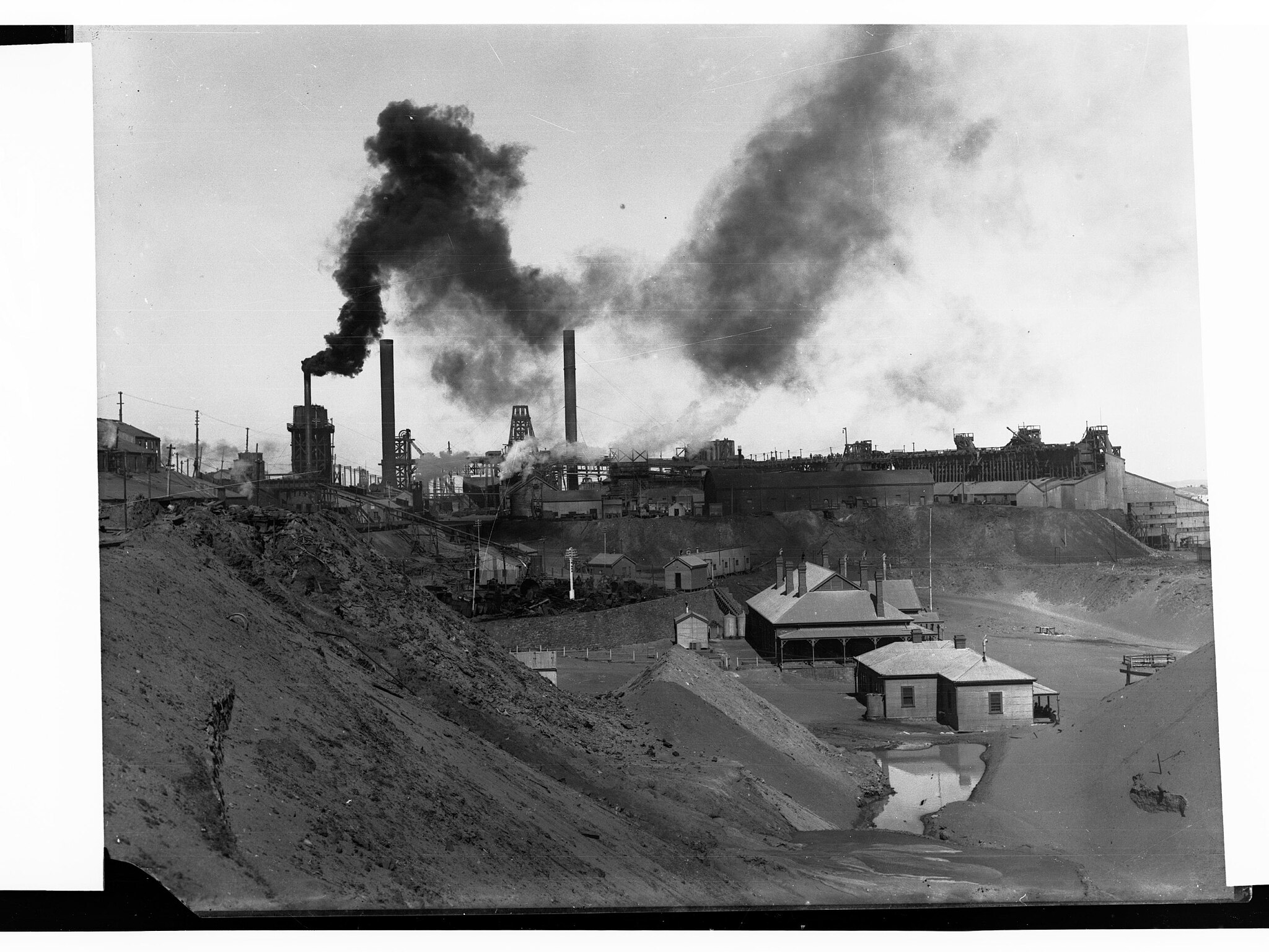 An image of Broken Hill Mine in Australia. Photo from The History Trust of South Australian, South Australian Government. Source: Wikimedia Commons.