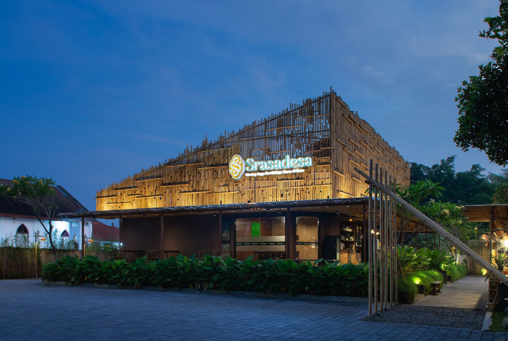 The front facade of Srasadesa Restaurant. Photo by Ukara Studio.
