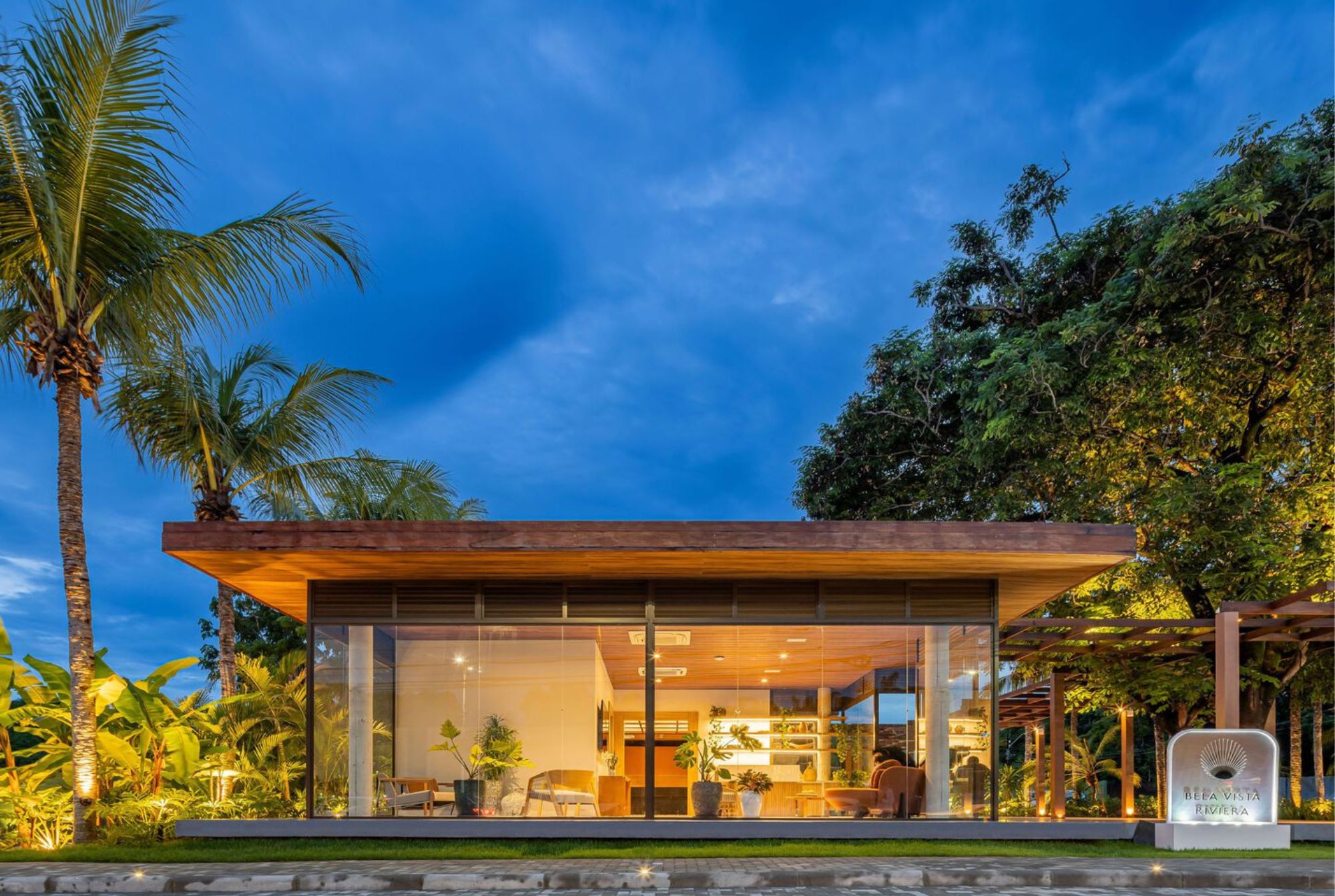 Front view of the Stand Bela Vista Riviera showroom. Photo by Felipe Petrovsky.