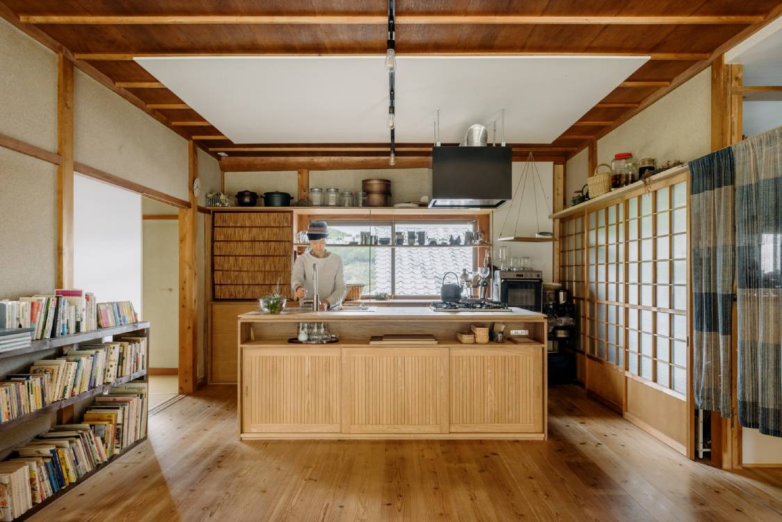 The kitchen interior of TOGO BOOKS nomadik. Photo by Yoshiro Masuda.