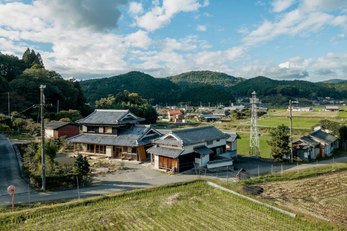 TOGO BOOKS nomadik from the side, with farmlands surrounding it. Photo by Yoshiro Masuda.