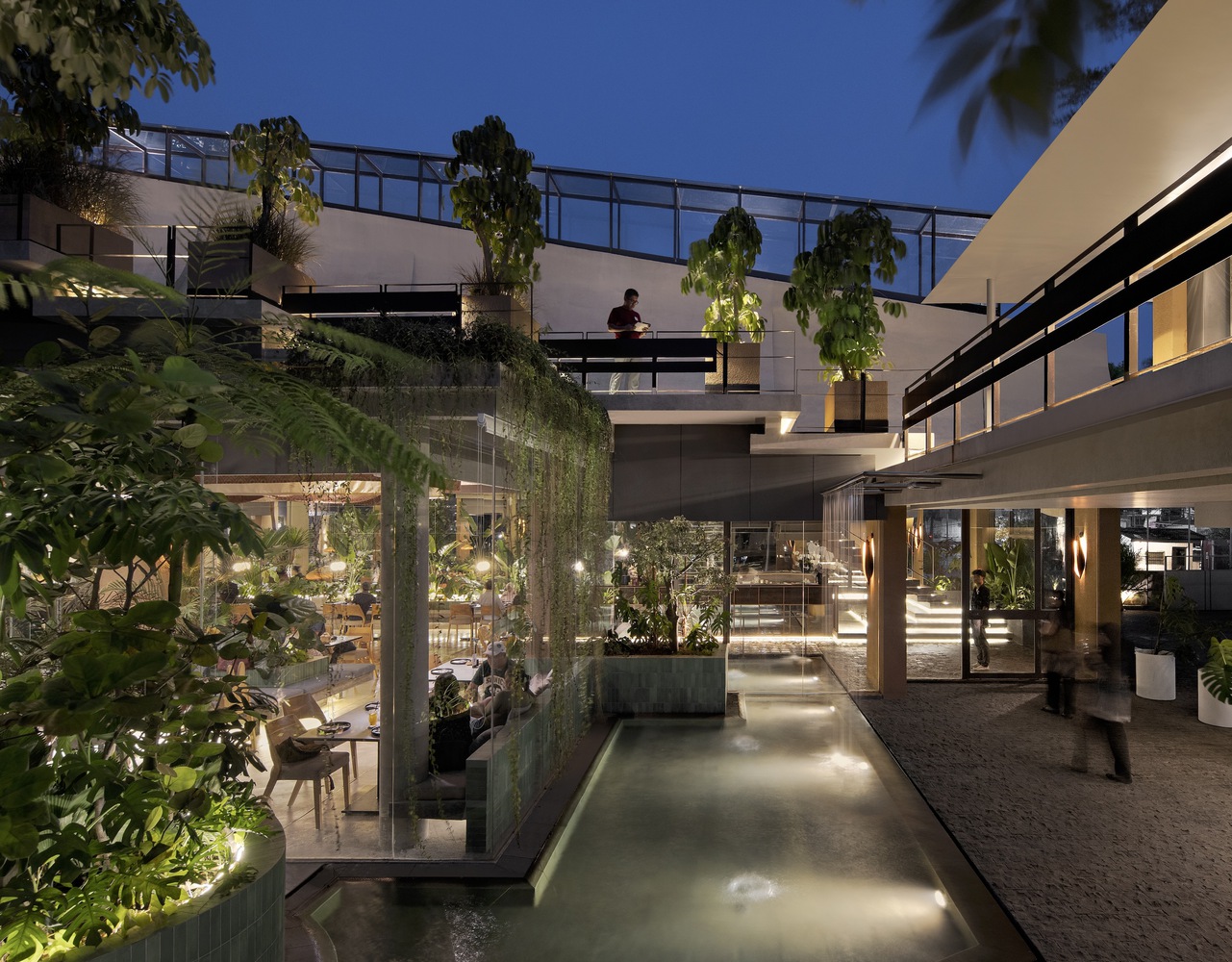 Outdoor dining area of the Aruma Split Garden. Photo by Mario Wibowo.