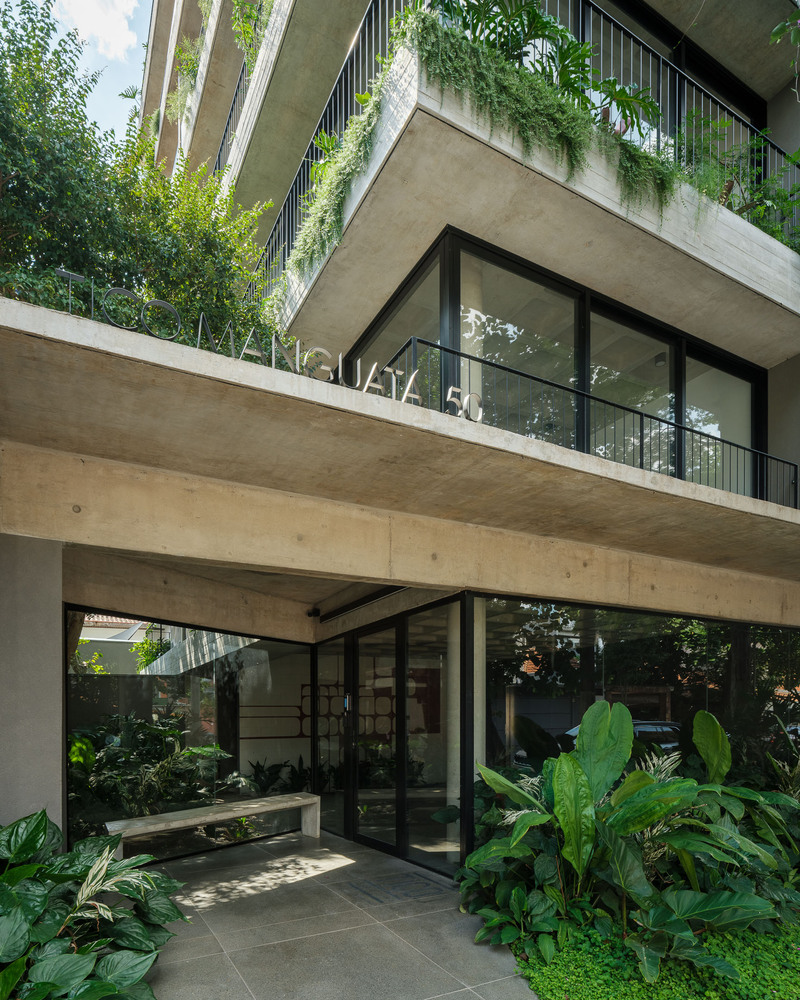 Manguatá Building entrance and signage. Photo by Pedro Kok and Rafael Fiorotto.
