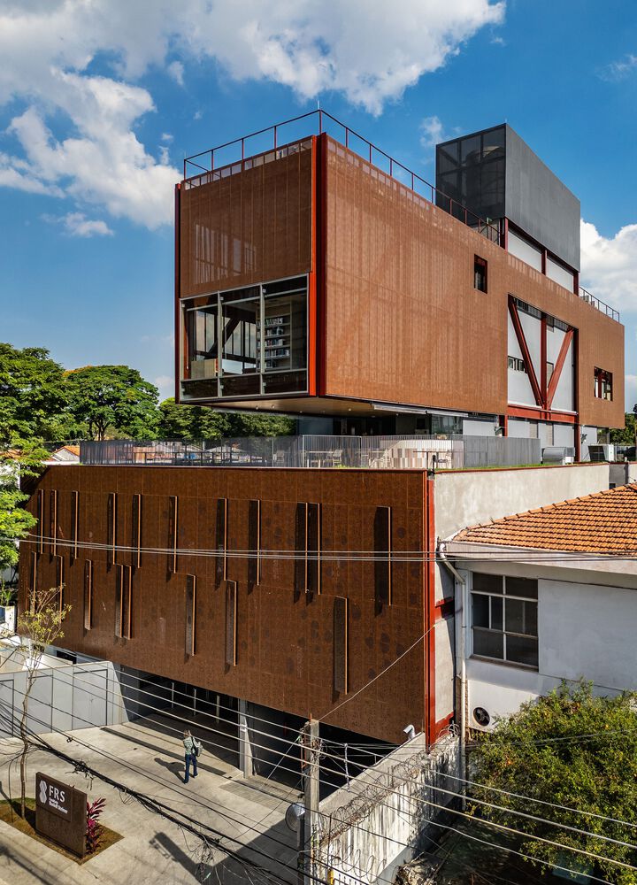 The exterior of Rudolf Steiner University. Photo by Nelson Kon and Guilherme Pucci