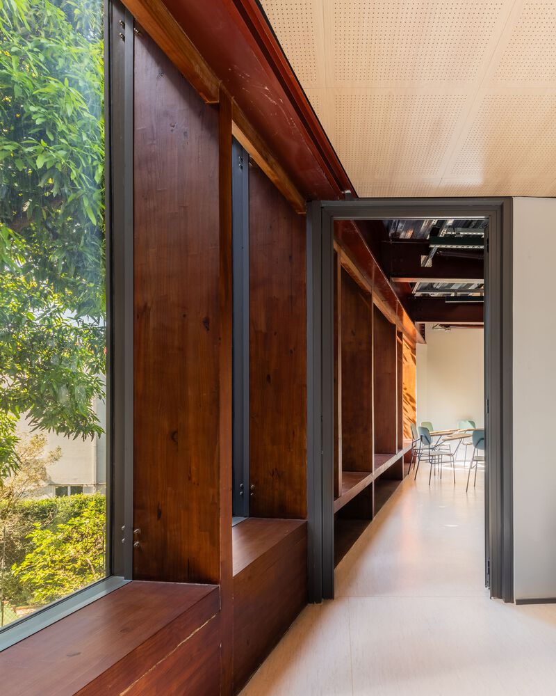 Hallway with wood pillars by the windows. Photo by Nelson Kon and Guilherme Pucci