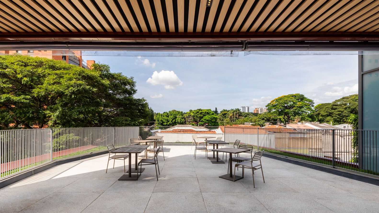 The outdoor patio area. Photo by Nelson Kon and Guilherme Pucci
