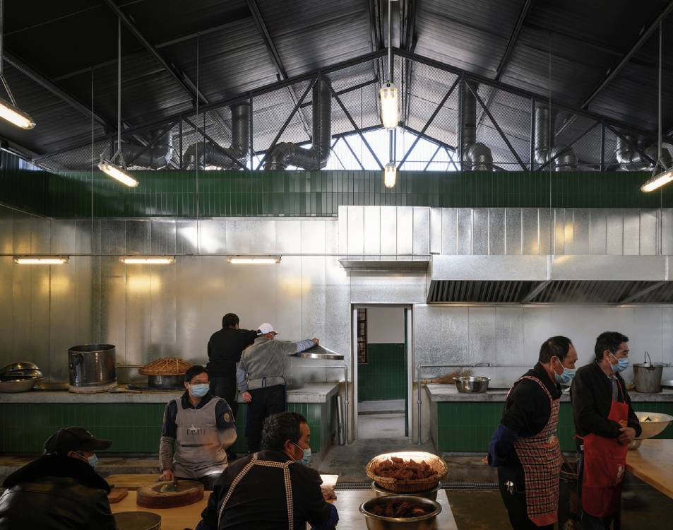 The busy kitchen area of Haiyan Ke Tang. Photo by Chen Hao.