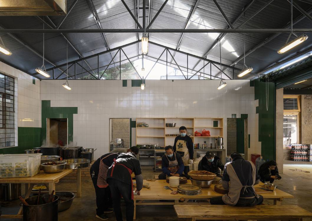 The busy kitchen area of Haiyan Ke Tang. Photo by Chen Hao.