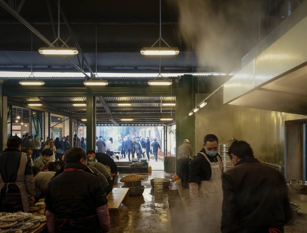 A perspective of the busy kitchen area of Haiyan Ke Tang. Photo by Chen Hao.