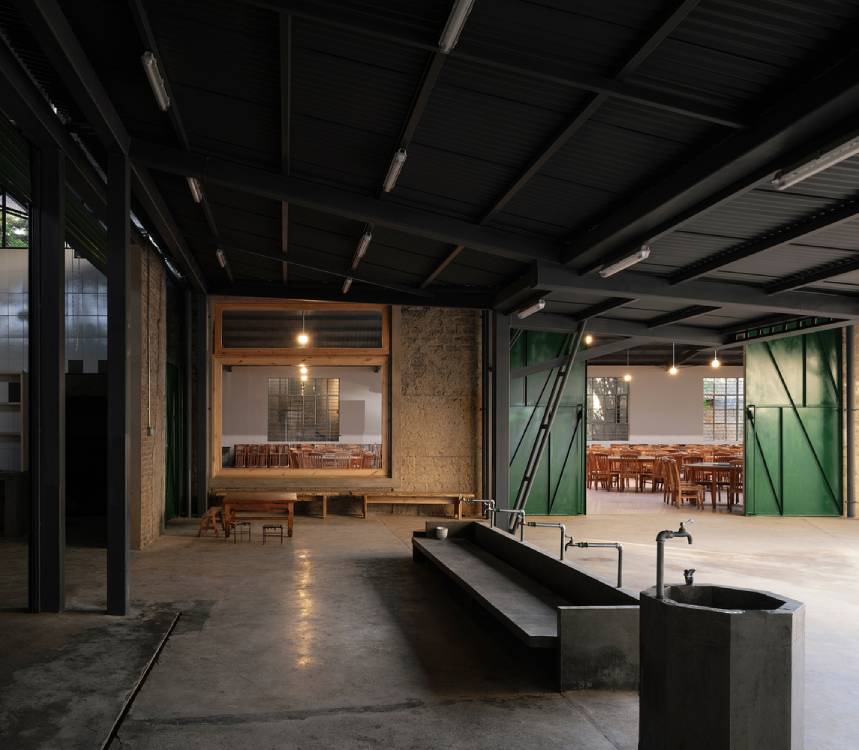 Midpoint between the kitchen area and dining hall. Photo by Chen Hao.