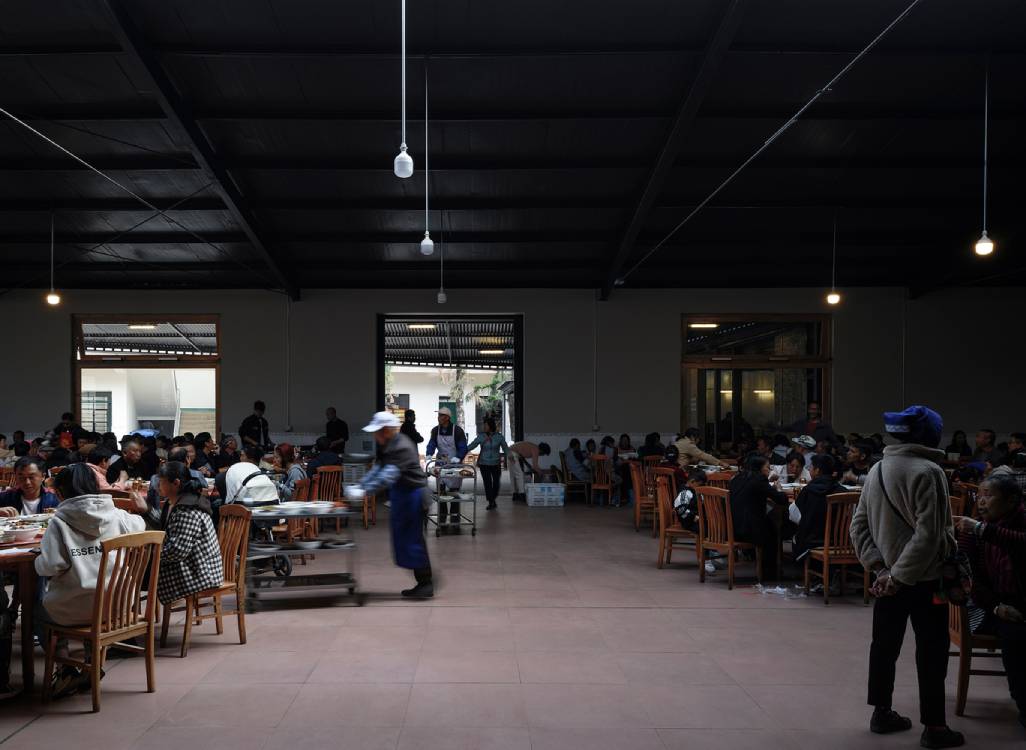 The dining hall in use. Photo by Chen Hao.