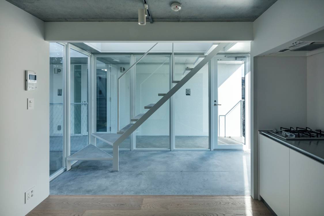 Stairwell with the glass doors. Photo by Ryogo Utatsu and Kenta Hasegawa.