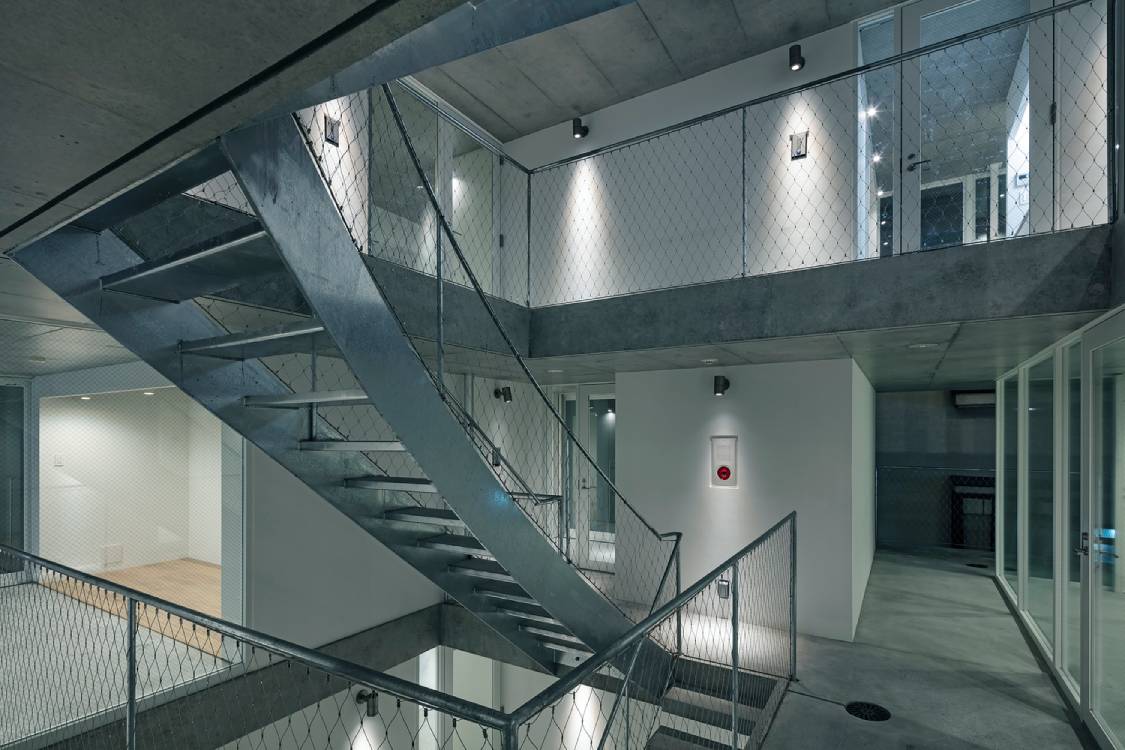 One of the floors with the metal steps. Photo by Ryogo Utatsu and Kenta Hasegawa.