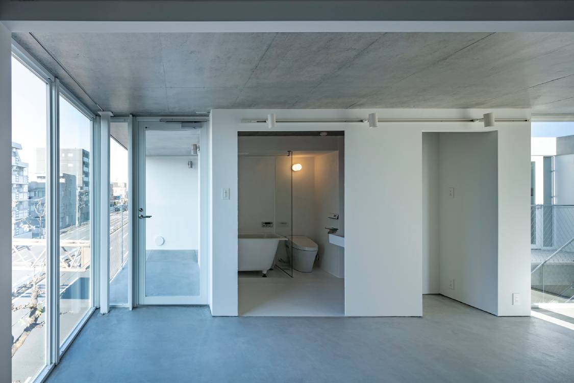 Toilet area for the Higashi Tamagawa Apartment Complex. Photo by Ryogo Utatsu and Kenta Hasegawa.