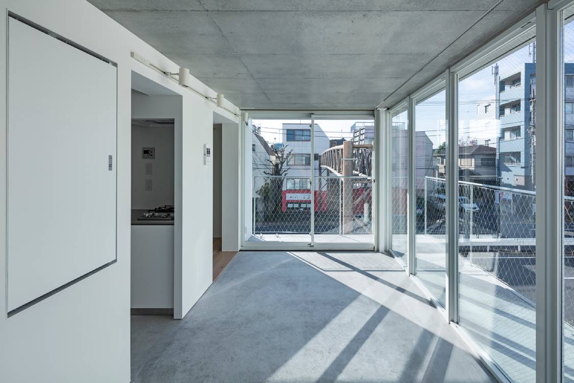 An apartment hallway for the Higashi Tamagawa Apartment Complex. Photo by Ryogo Utatsu and Kenta Hasegawa.
