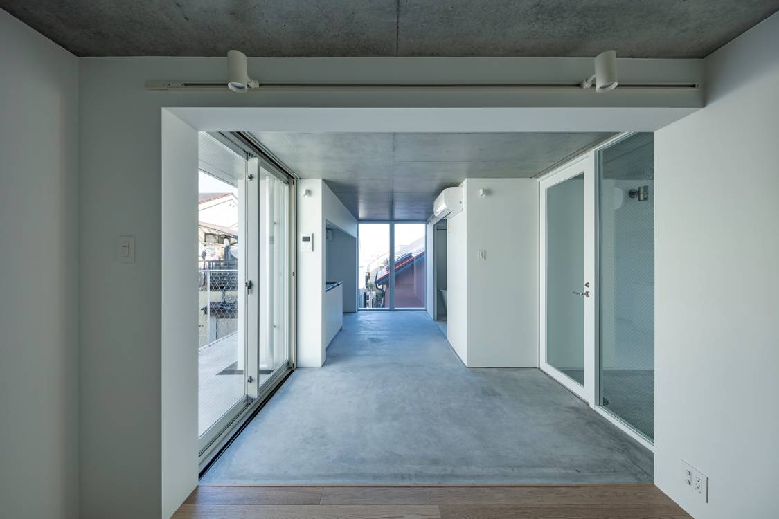 An apartment hallway for the Higashi Tamagawa Apartment Complex. Photo by Ryogo Utatsu and Kenta Hasegawa.
