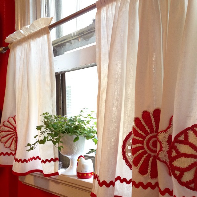 Cafe Curtain Trend: The Comeback of Unique Window Treatment.