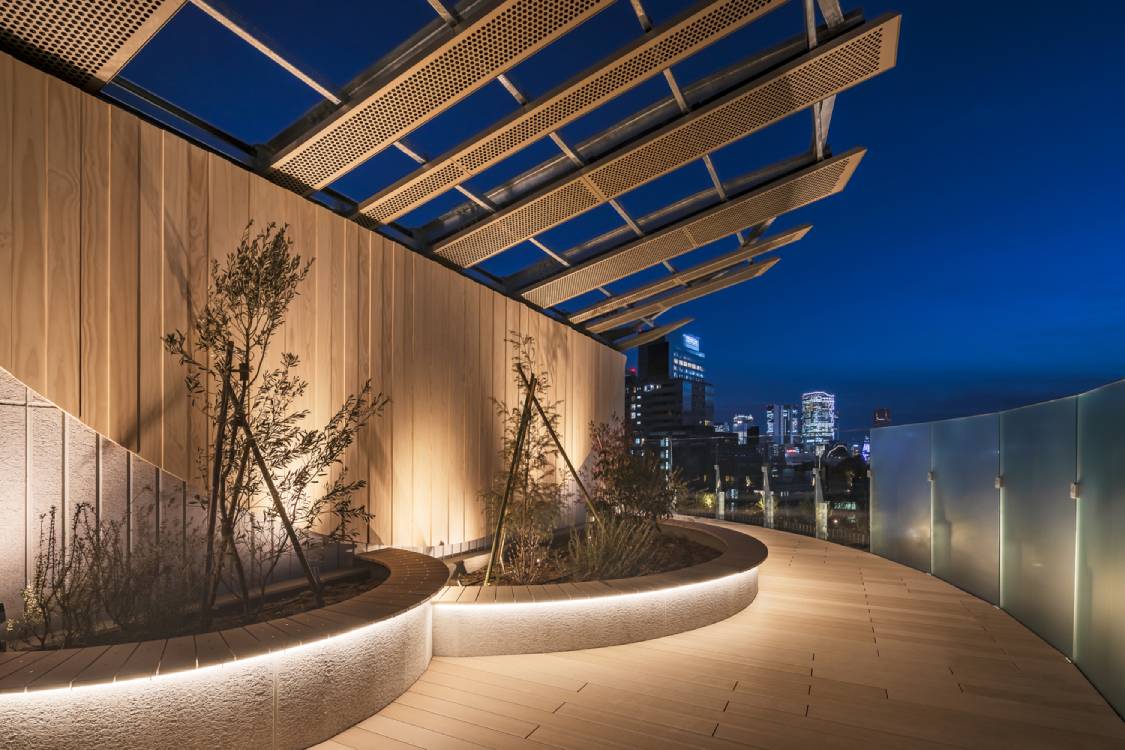 The rooftop area of the building. Photo by Kawasumi-Kobayashi Kenji Photograph Office.