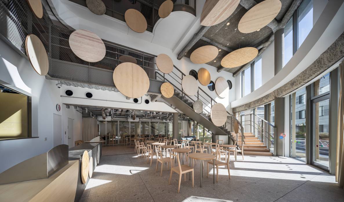 A look at the ground floor of the atrium area. Photo by Kawasumi-Kobayashi Kenji Photograph Office.