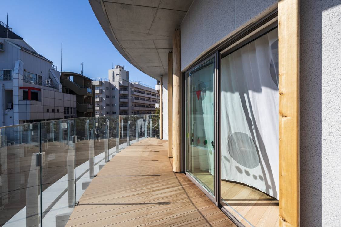 One of the terraces of the community center. Photo by Kawasumi-Kobayashi Kenji Photograph Office.