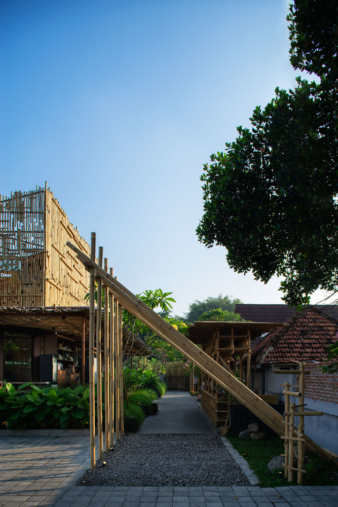 The bamboo entrance poles of the building. Photo by Ukara Studio.