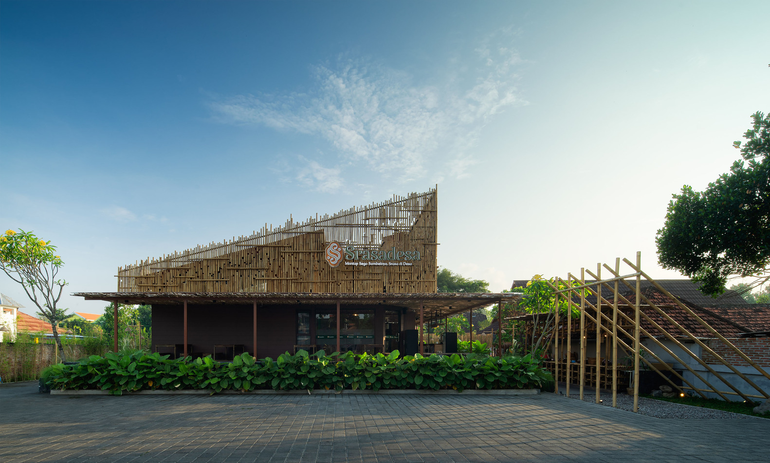 The front of the Srasadesa Restaurant in morning light. Photo by Ukara Studio.