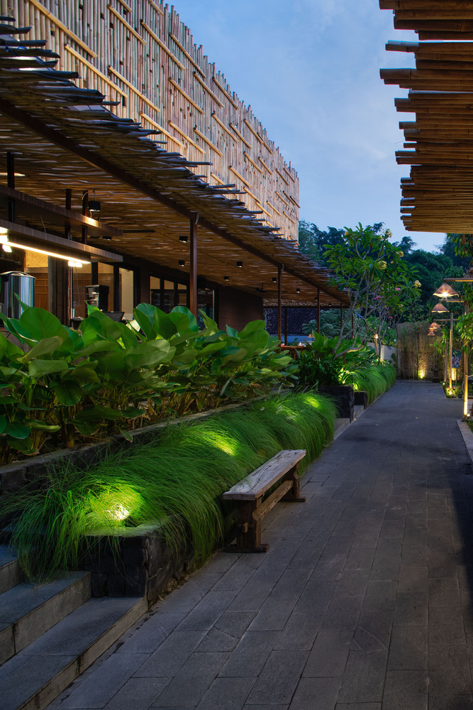 Pathway of the restaurant with some of the decor of the building. Photo by Ukara Studio.