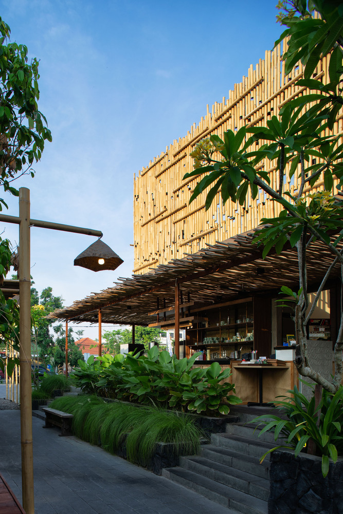 Srasadesa Restaurant exterior with the bar area of the building. Photo by Ukara Studio.