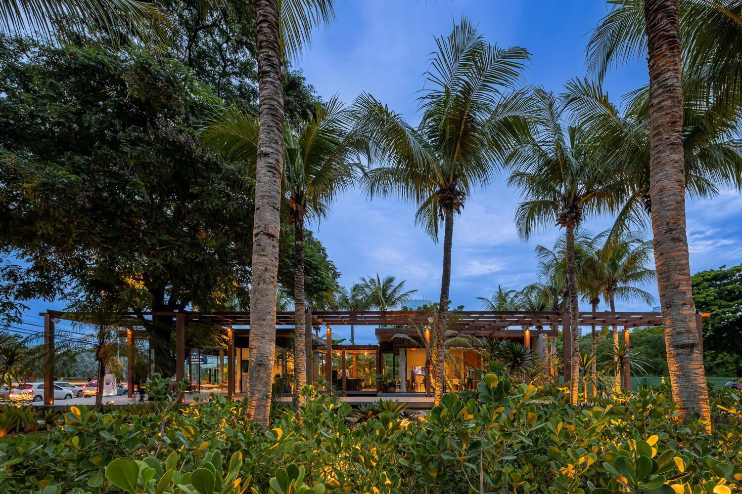 The Stand Bela Vista Riviera showroom and the nature that surrounds it. Photo by Felipe Petrovsky.