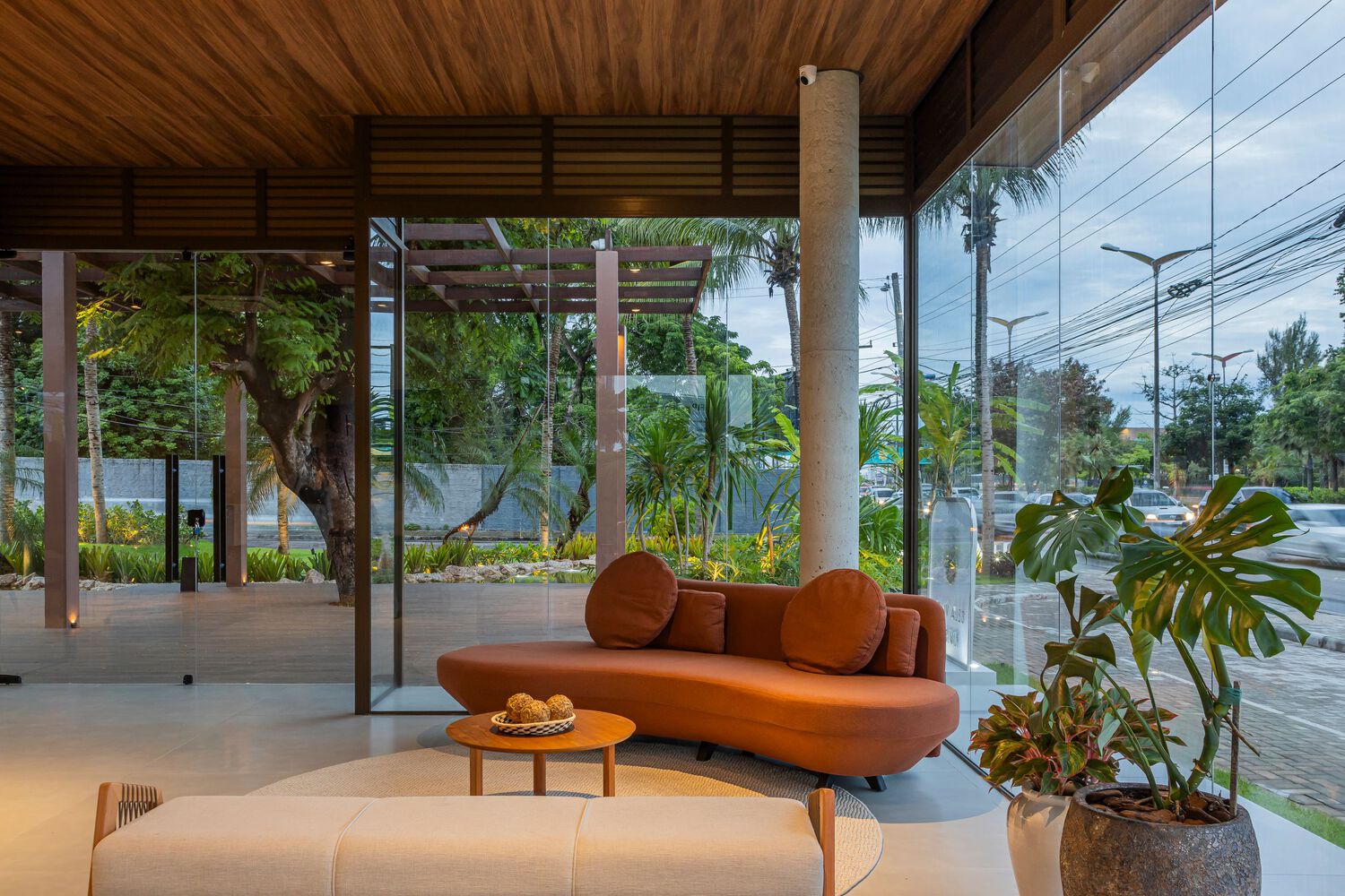 Interior view of the showroom. Photo by Felipe Petrovsky.