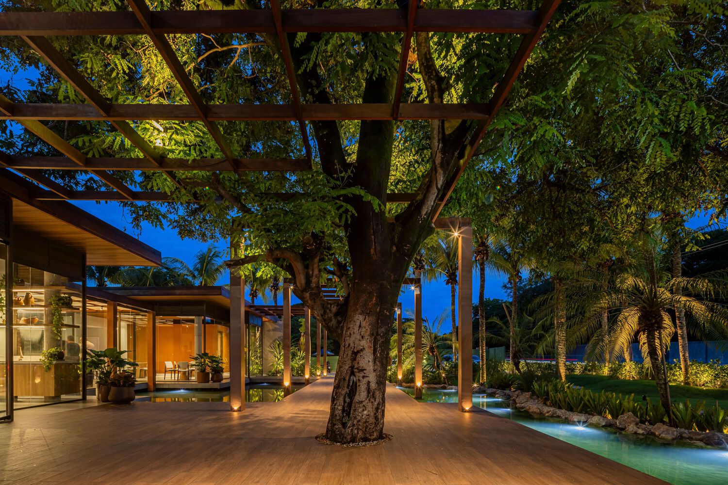 An exterior view of the showroom with its heavy nature presence. Photo by Felipe Petrovsky.