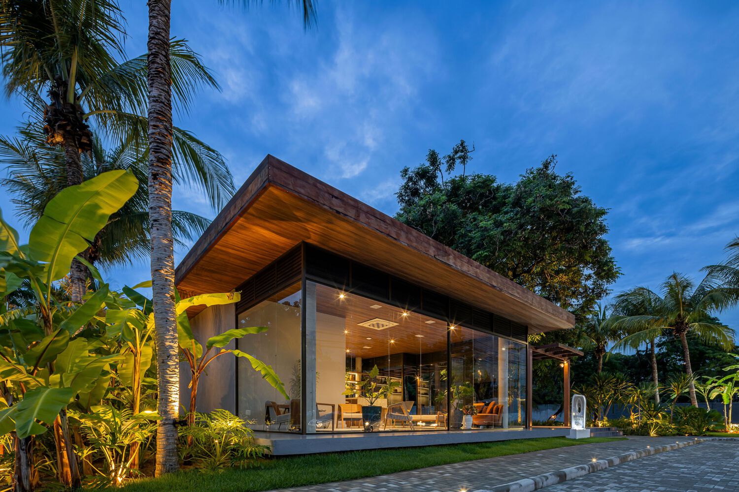 The Stand Bela Vista Riviera showroom from an outside perspective. Photo by Felipe Petrovsky.