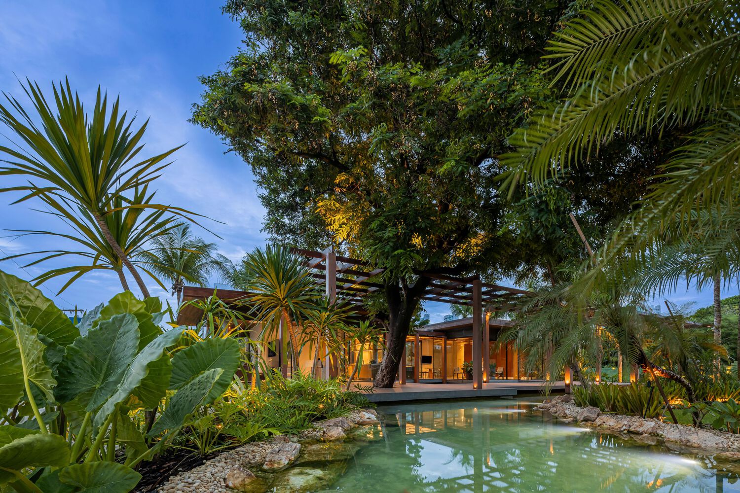 The Stand Bela Vista Riviera showroom and the nature that surrounds it. Photo by Felipe Petrovsky.