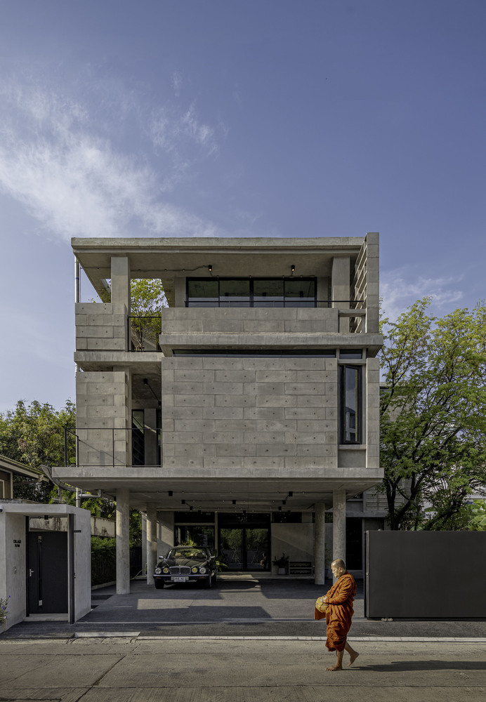 Front view of the Concrete Collage Office. Photo by Witsawarut Kekinna.