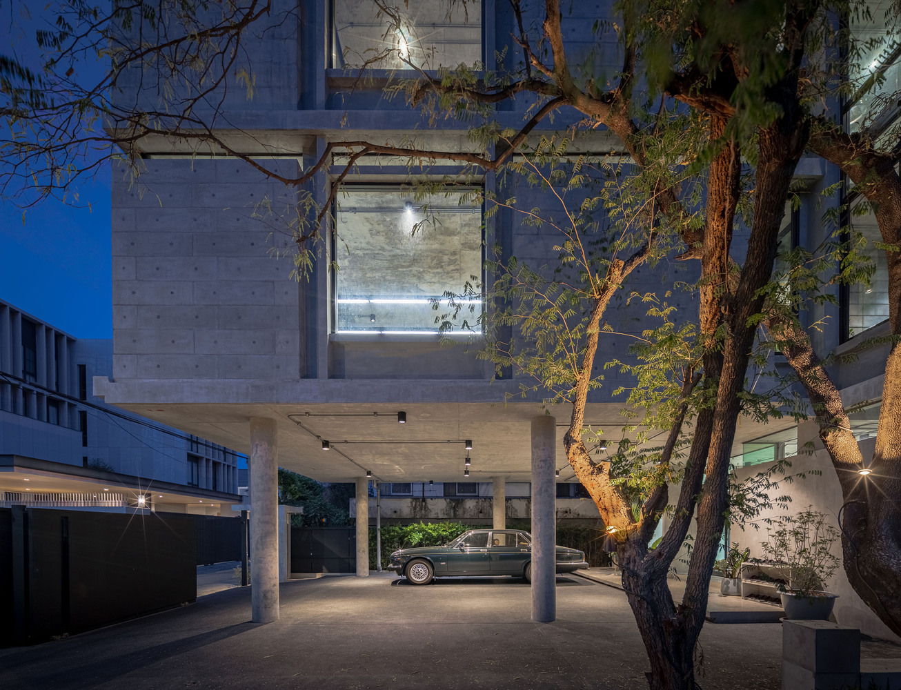 Side exterior view of Concrete Collage Office from the ground floor. Photo by Witsawarut Kekinna.