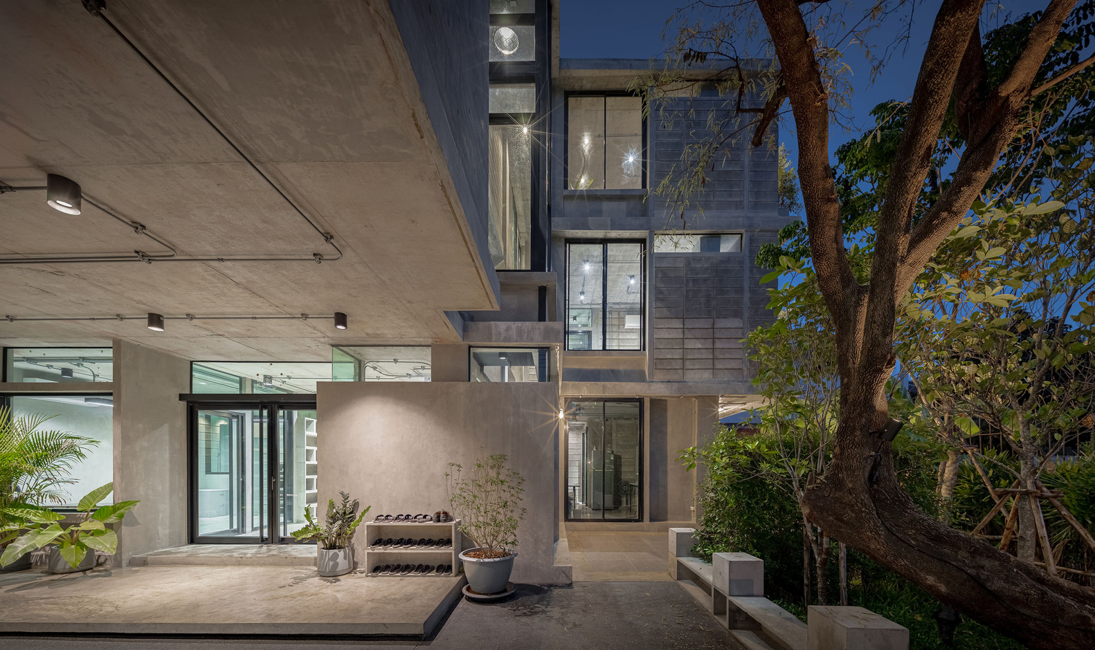 A look at the Concrete Collage Office's exterior from the ground. Photo by Witsawarut Kekinna.