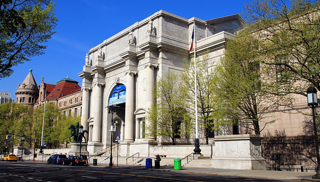 Side view of American Museum of Natural History. Photo by Ingfbruno. Source: Wikimedia Commons.