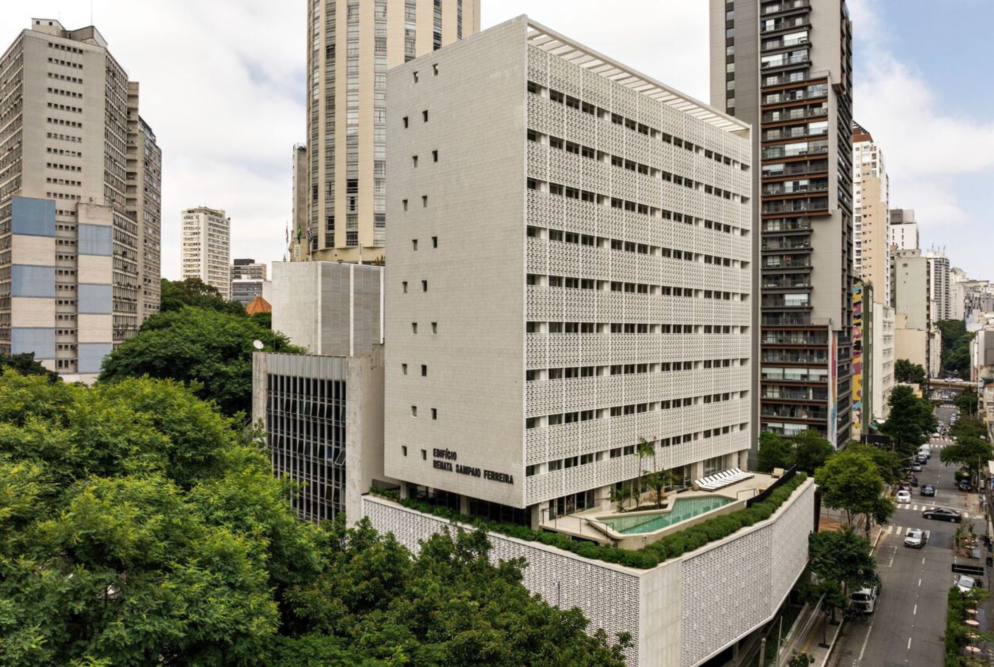 Renata Building exterior in São Paulo, Brazil. Photo by Fran Parente.