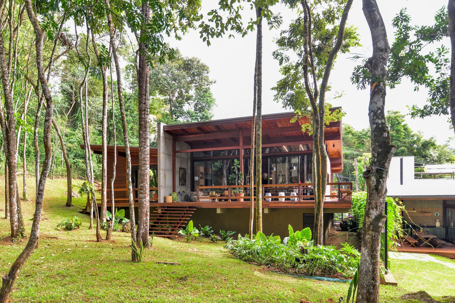 The front view of Castanheiras House in Brazil. Photo by Ronaldo Melo.