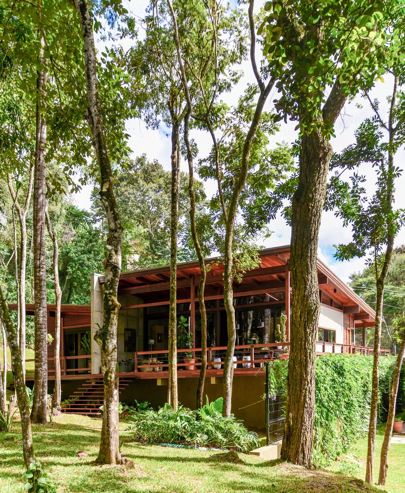 The front view of the Castanheiras House in Brazil. Photo by Ronaldo Melo.