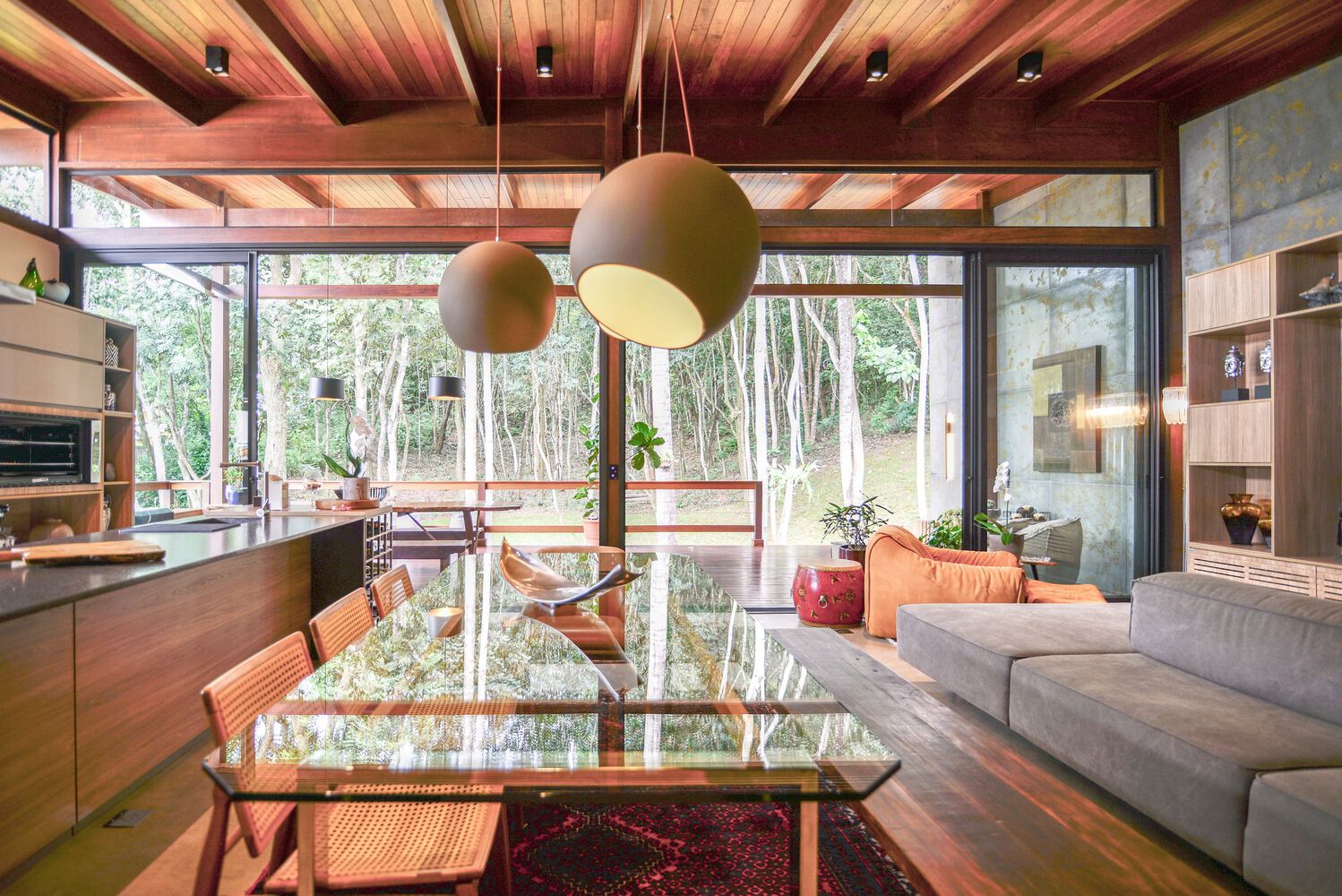 Dining area of Castanheiras House. Photo by Ronaldo Melo.