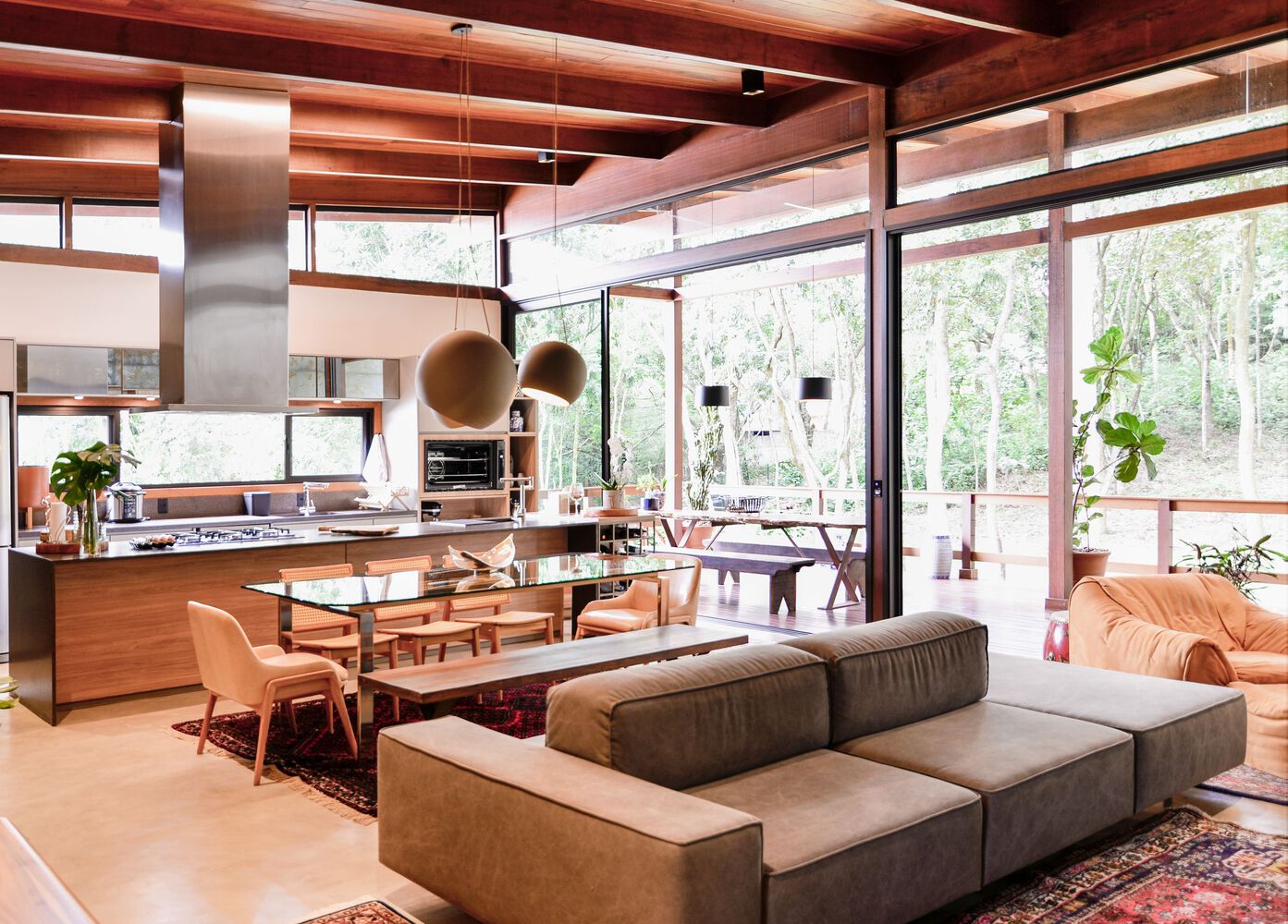 View of the communal area of Castanheiras House. Photo by Ronaldo Melo.