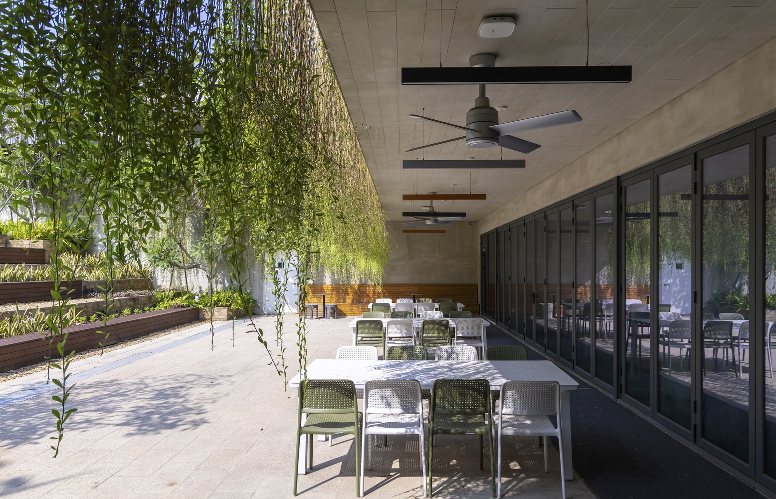 Outdoor dining area of the dining building. Photo by Trieu Chien.